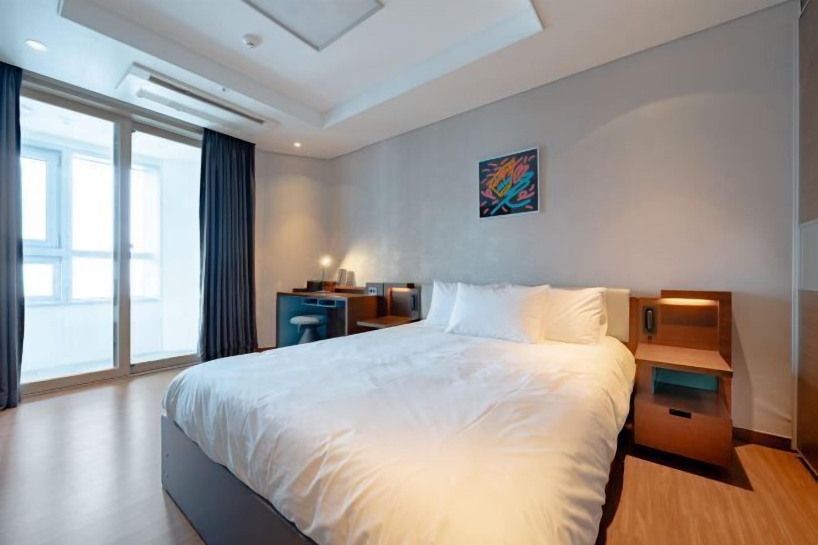 Ylelliset vuodevaatteet, tallelokero huoneessa