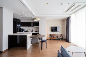 Premium bedding, in-room safe, laptop workspace, blackout drapes