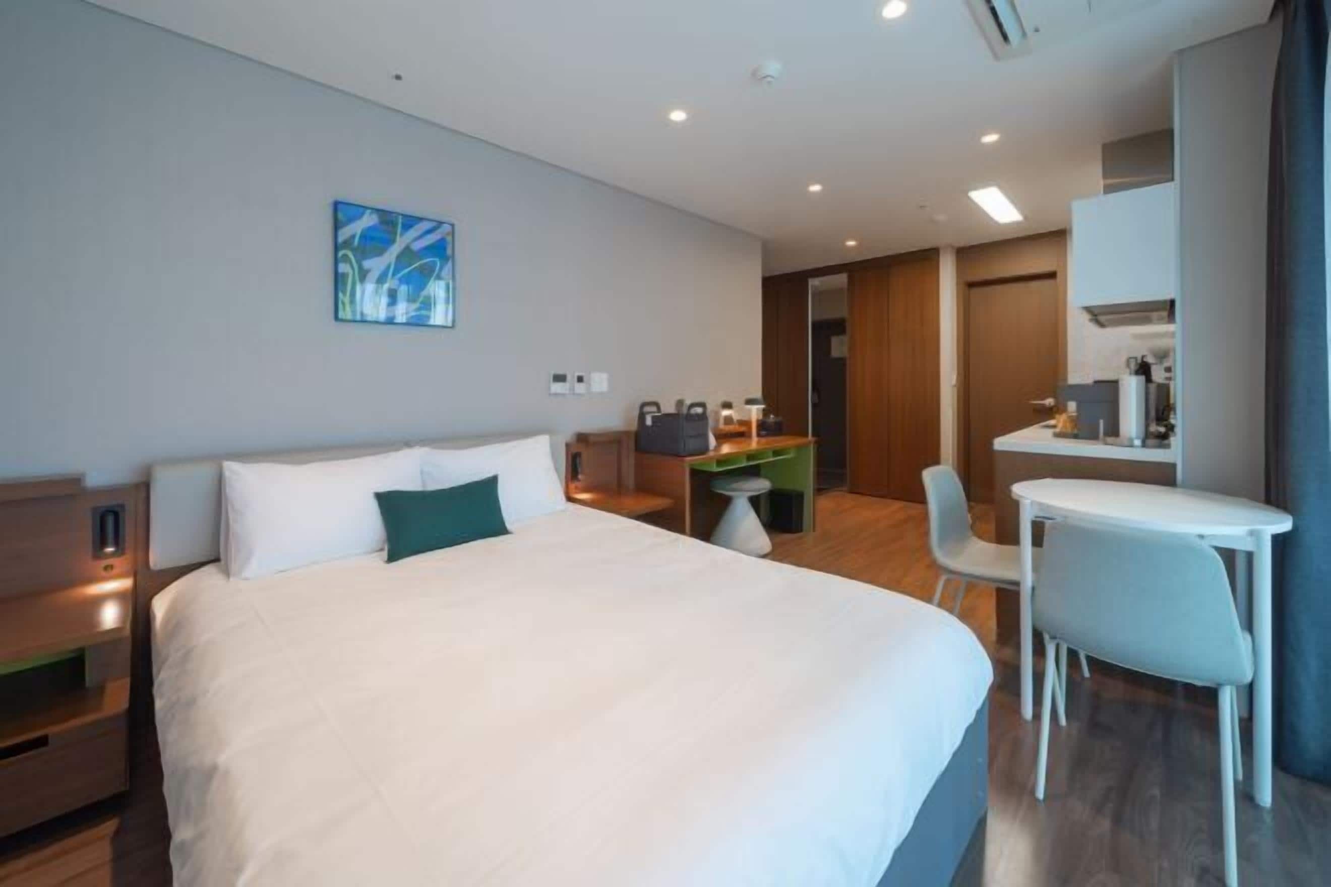 Ylelliset vuodevaatteet, tallelokero huoneessa