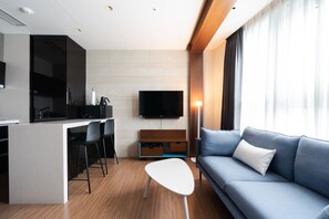55-inch Smart TV with cable channels - Urbanstay Haeundae Station (Busan)