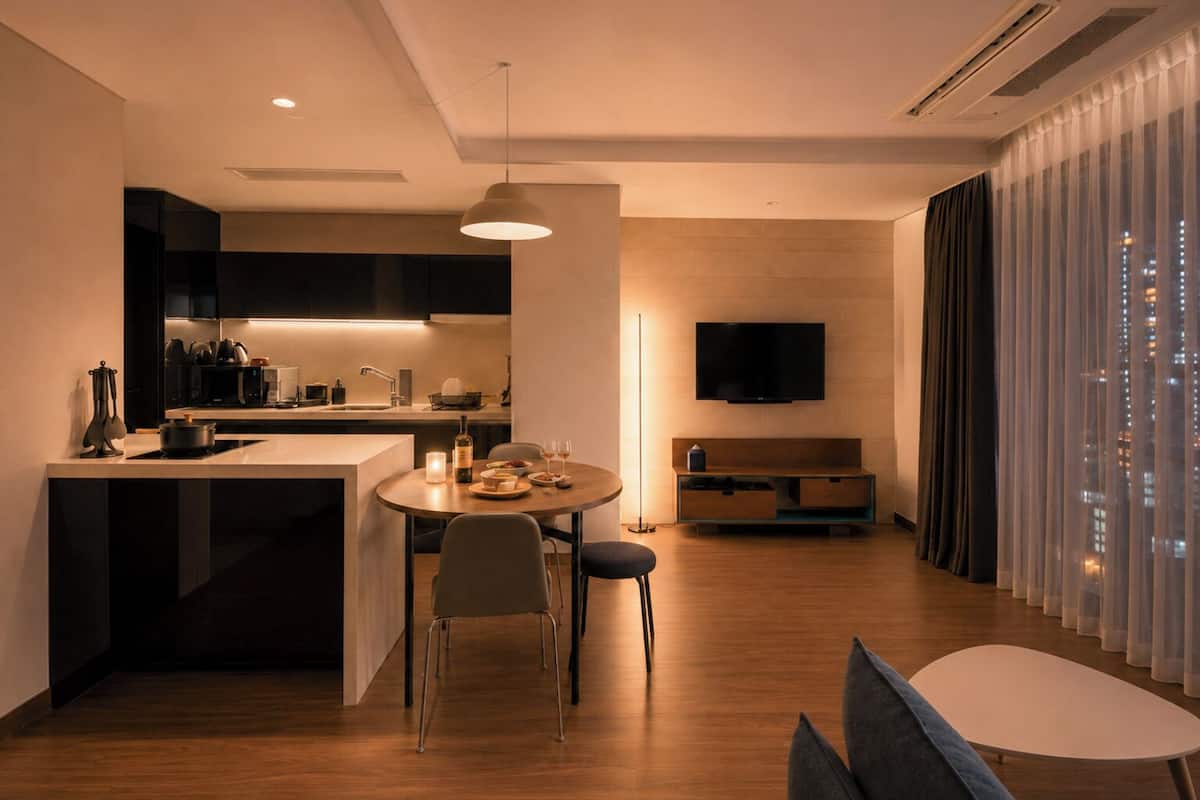 Premier Suite Family | Premium bedding, in-room safe, laptop workspace, blackout drapes