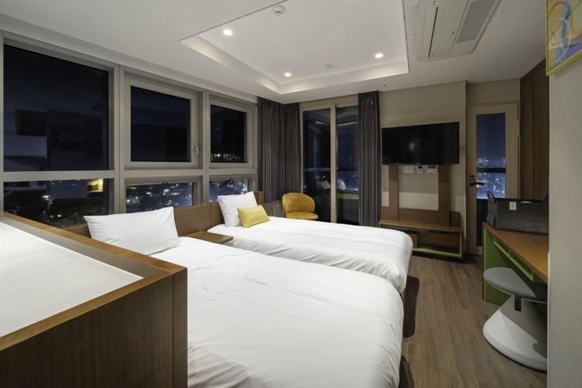 Premium bedding, in-room safe, laptop workspace, blackout drapes