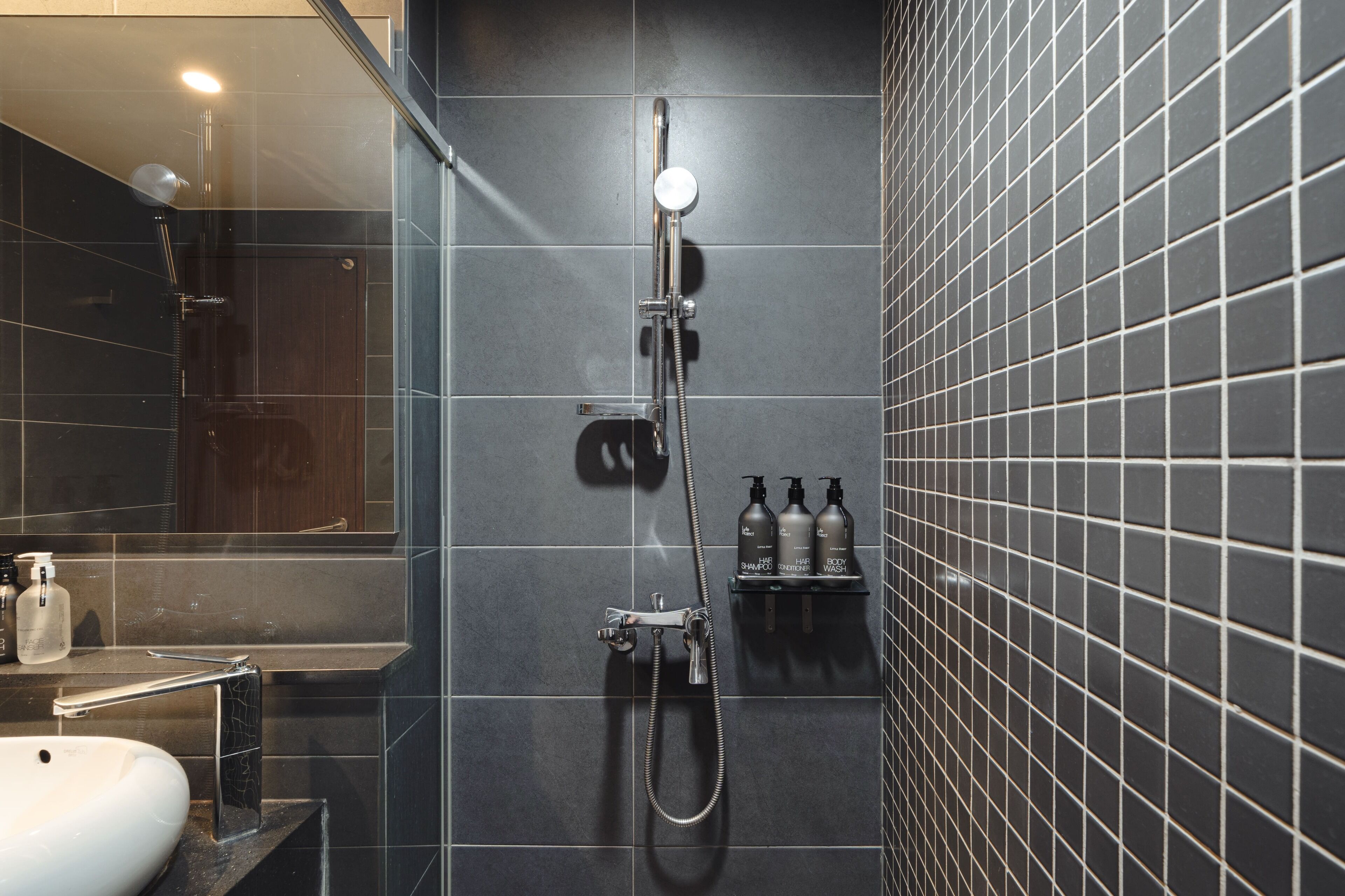 Studio Twin | Baño | Secador de pelo, zapatillas, toallas y champú