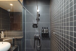 Studio Twin | Bathroom | Hair dryer, slippers, towels, shampoo - Urbanstay Haeundae Station (Busan)