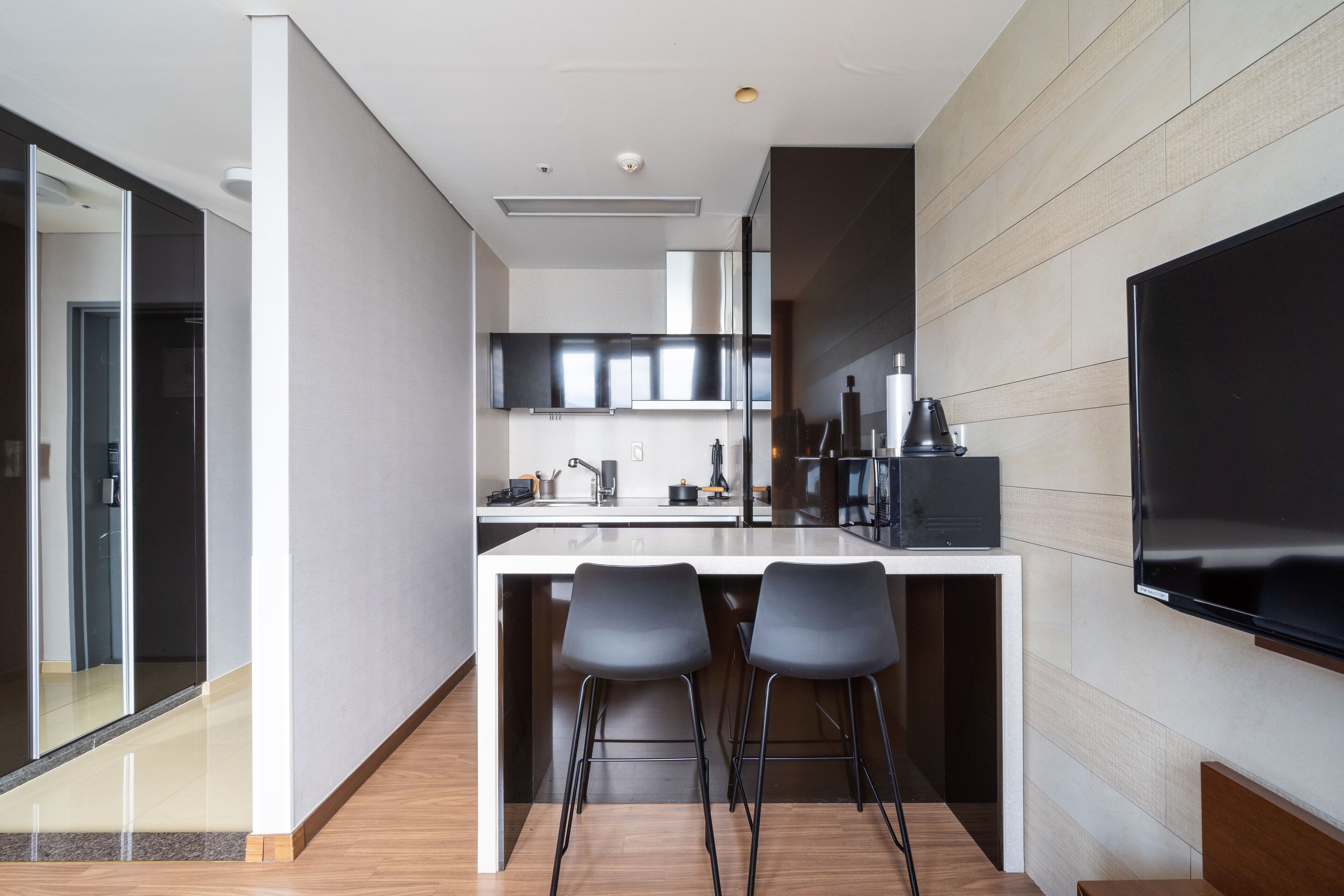 Premier Suite Twin | Cocina privada | Frigorífico grande, microondas y máquina de café espresso