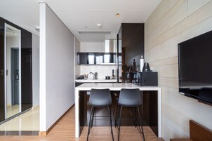 Premier Suite Twin | Private kitchen | Full-size fridge, microwave, espresso maker, cookware/dishes/utensils