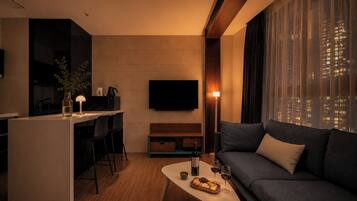Premium bedding, in-room safe, laptop workspace, blackout curtains