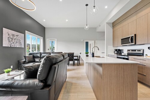 Ground-Level 3BR Condo w/ UG Parking, Lawn Access