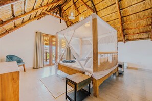 1 habitación, tabla de planchar con plancha y ropa de cama