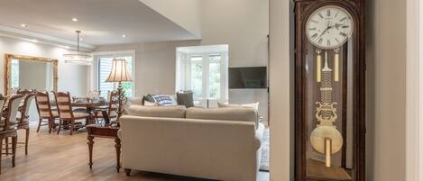 Een smart-tv en een open haard