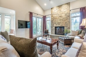 Smart TV, fireplace - Snowcreek Townhome! Community Hot Tub! Close to Downtown! (Mammoth Lakes)