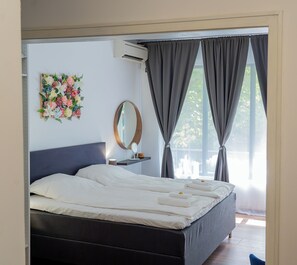 2 habitaciones, tabla de planchar con plancha, cuna de viaje y wifi 