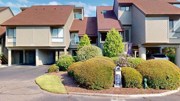 Exterior - Getaway to the Beach 2 Bdrm Villa with Amenities (Pawleys Island)