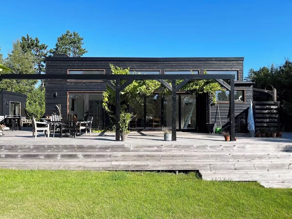 Outdoor dining - Unique Danish Summer House Close to the Beach, Forest and Tisvilde (Vejby)