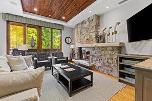 Televisión, chimenea, estéreo