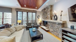 Fernseher, Kamin, Stereoanlage