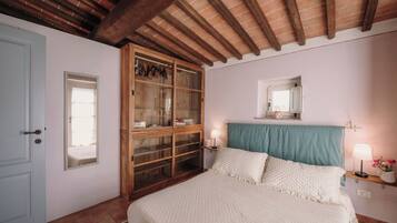 1 bedroom, desk, travel crib, WiFi