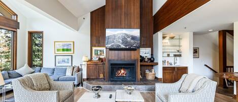 Televisor intel·ligent, llar de foc, futbolí i estèreo