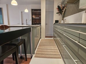 Kühlschrank, Mikrowelle, Ofen, Geschirrspüler