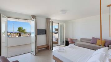 Habitación triple Deluxe, vista a la playa | Caja de seguridad en la habitación y wifi gratis