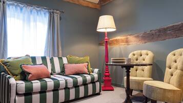 Grand | Premium bedding, laptop workspace, iron/ironing board, free WiFi