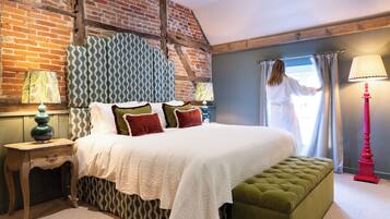 Grand | Bộ đồ giường cao cấp, khu vực làm việc phù hợp cho laptop