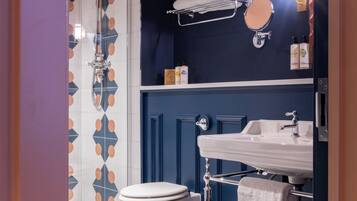 Comfy | Phòng tắm | Máy sấy tóc, khăn tắm, xà phòng, dầu gội