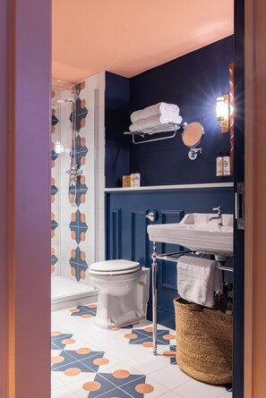 Comfy | Bathroom | Hair dryer, towels, soap, shampoo - The Coat and Bear - A Heartwood Inn (Newbury)
