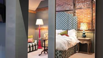 Grand | Premium bedding, laptop workspace, iron/ironing board, free WiFi