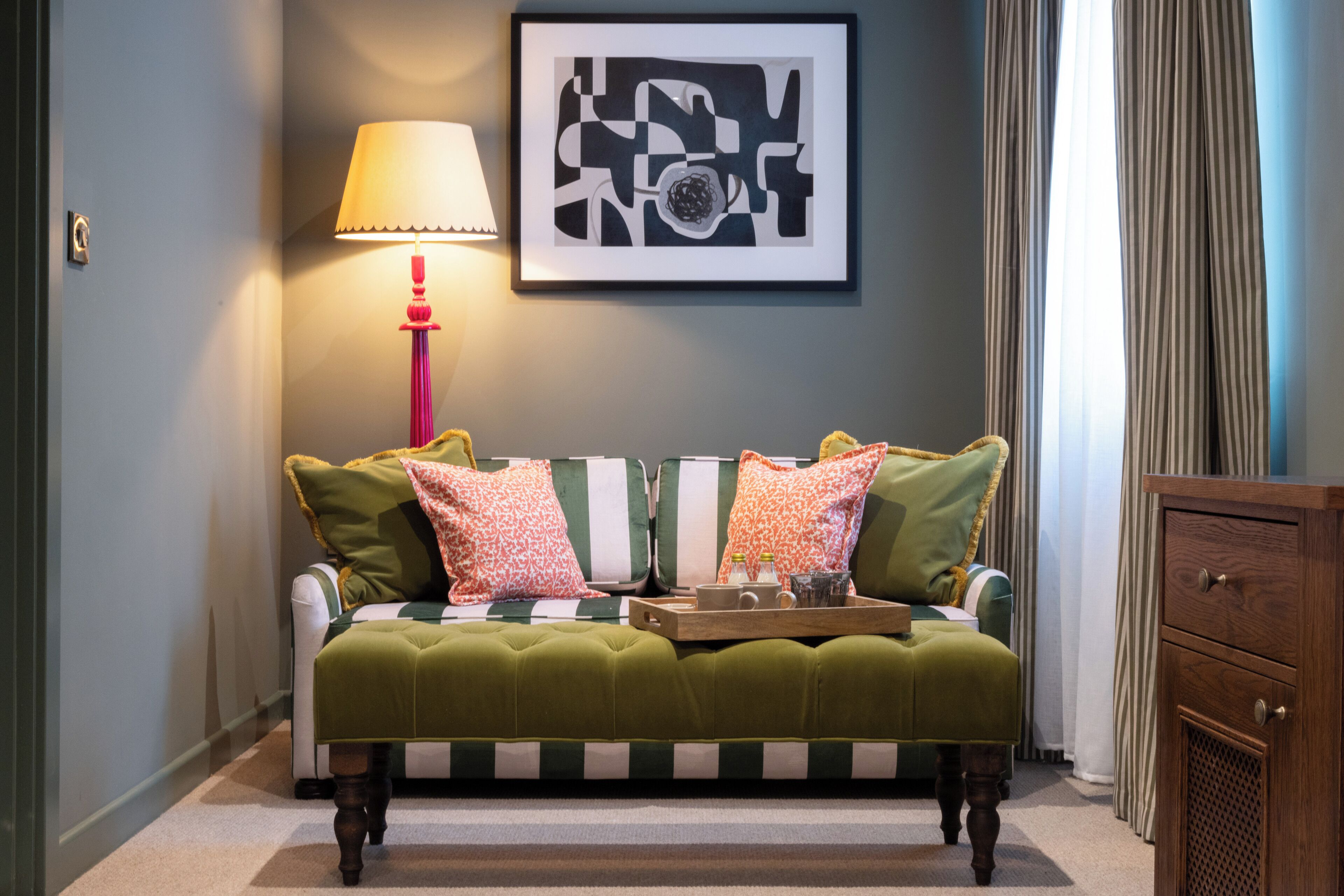 Luxe | Premium bedding, laptop workspace, iron/ironing board, free WiFi