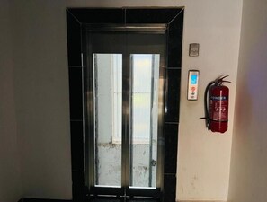 Elevator - Muteithia Mbaabu (Nairobi)