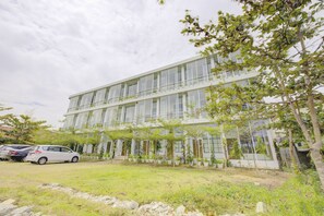 Free self parking - Capital O 3840 Java Hotel & Resto (Cilacap)