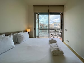 Una scrivania, ferro/asse da stiro, lenzuola