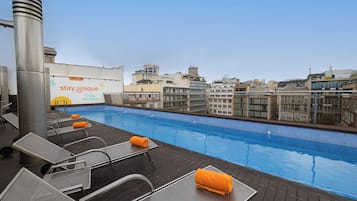 Una piscina al aire libre (de 09:00 a 21:00), tumbonas