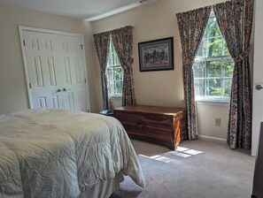4 bedrooms, desk, iron/ironing board, free WiFi