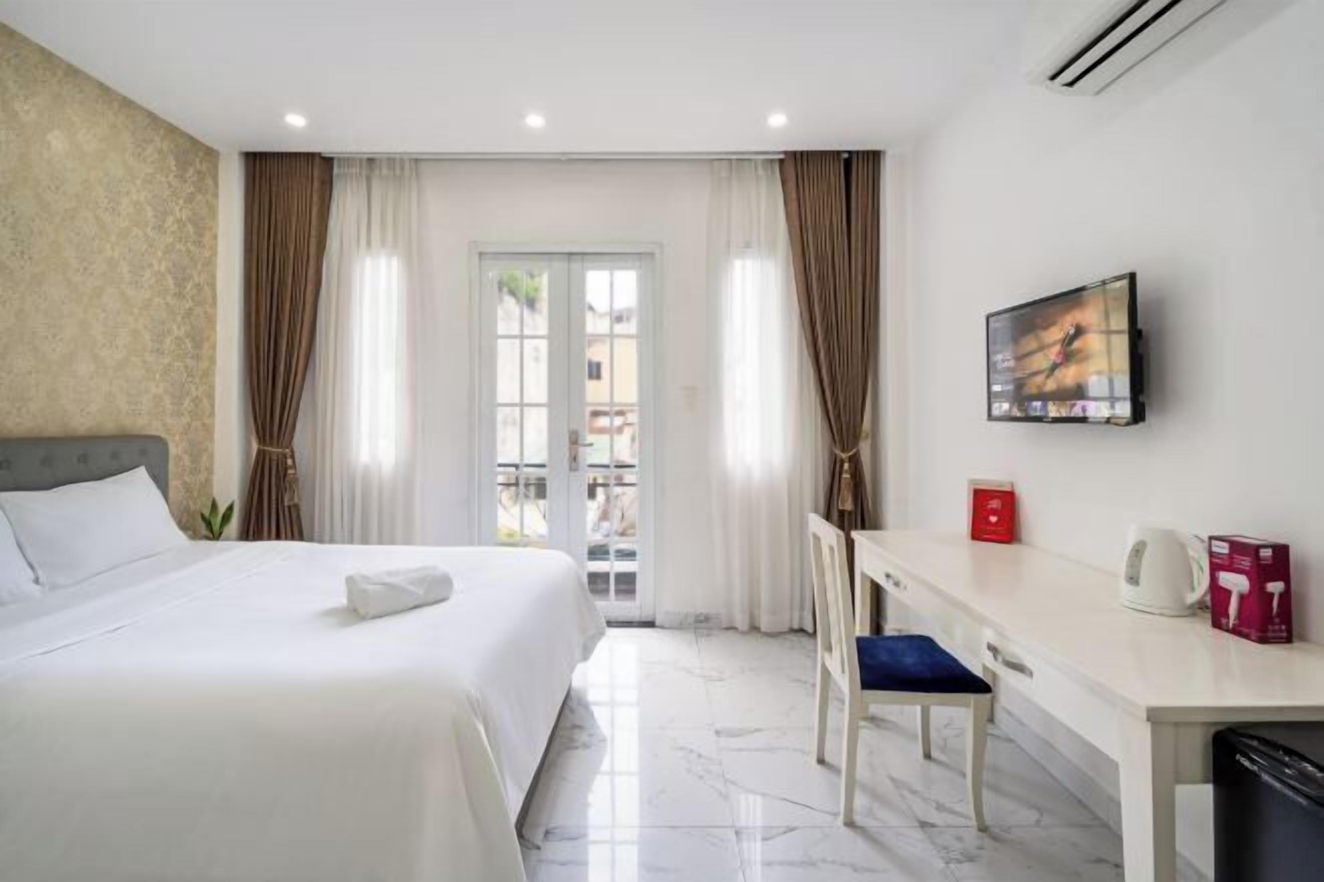 Premium bedding, minibar, desk, laptop workspace