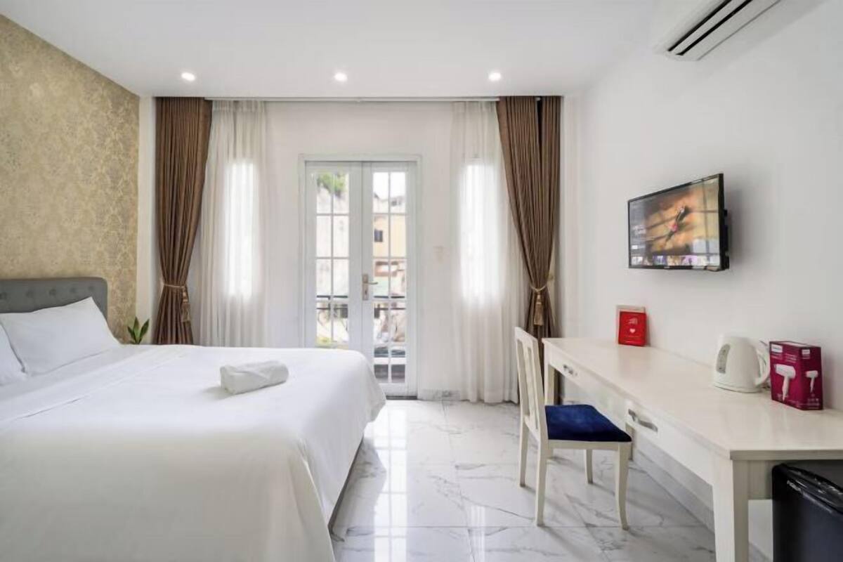 Premium bedding, minibar, desk, laptop workspace