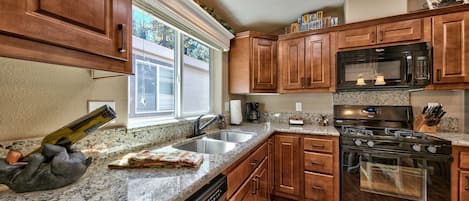 Geladeira, micro-ondas, fogão, cooktop