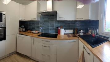 Micro-ondes, four, plaque de cuisson, lave-vaisselle