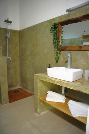 Serviettes fournies, savon, shampooing, papier de toilette