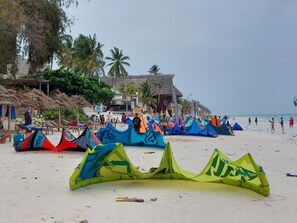 On the beach, white sand, beach bar - Holiday Time Bungalows Zanzibar (Matemwe)