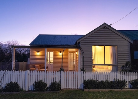 Exterior. Nelly's Cottage Braidwood - cosy cottage in a picture perfect country setting
