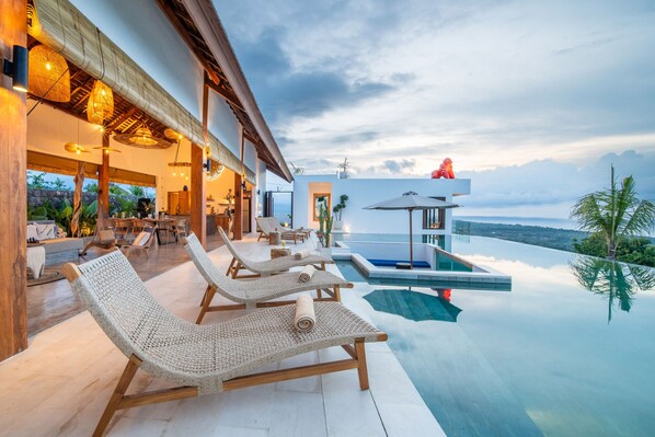 Pool - Panoramic 4BR Sea View Villa in Lovina (Lovina)