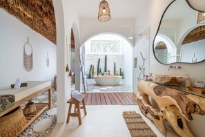 Shower, hair dryer, towels - 2 Infinity Pools • Jungle Paradise • Luxury Ubud 4BR Villa (Ubud)