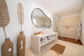 Shower, hair dryer, towels - 2 Infinity Pools • Jungle Paradise • Luxury Ubud 4BR Villa (Ubud)
