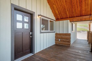 Terrace/patio - Adventure Log Cabin with Expansive Views, Discovery Ski Hill nearby, walk to downtown. Perfect for couples and small families! (Philipsburg)