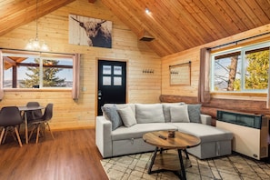 Smart TV - Adventure Log Cabin with Expansive Views, Discovery Ski Hill nearby, walk to downtown. Perfect for couples and small families! (Philipsburg)