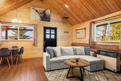 Adventure Log Cabin with Expansive Views, Discovery Ski Hill nearby, walk to downtown. Perfect for couples and small families!