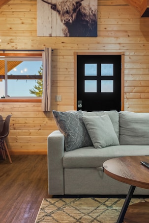 スマートテレビ. Adventure Log Cabin with Expansive Views, Discovery Ski Hill nearby, walk to downtown. Perfect for couples and small families!