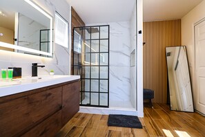 Douche, sèche-cheveux, serviettes fournies